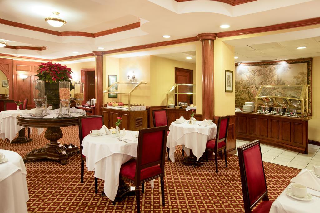 Barcelo San Salvador Hotel Bagian luar foto The restaurant at the hotel