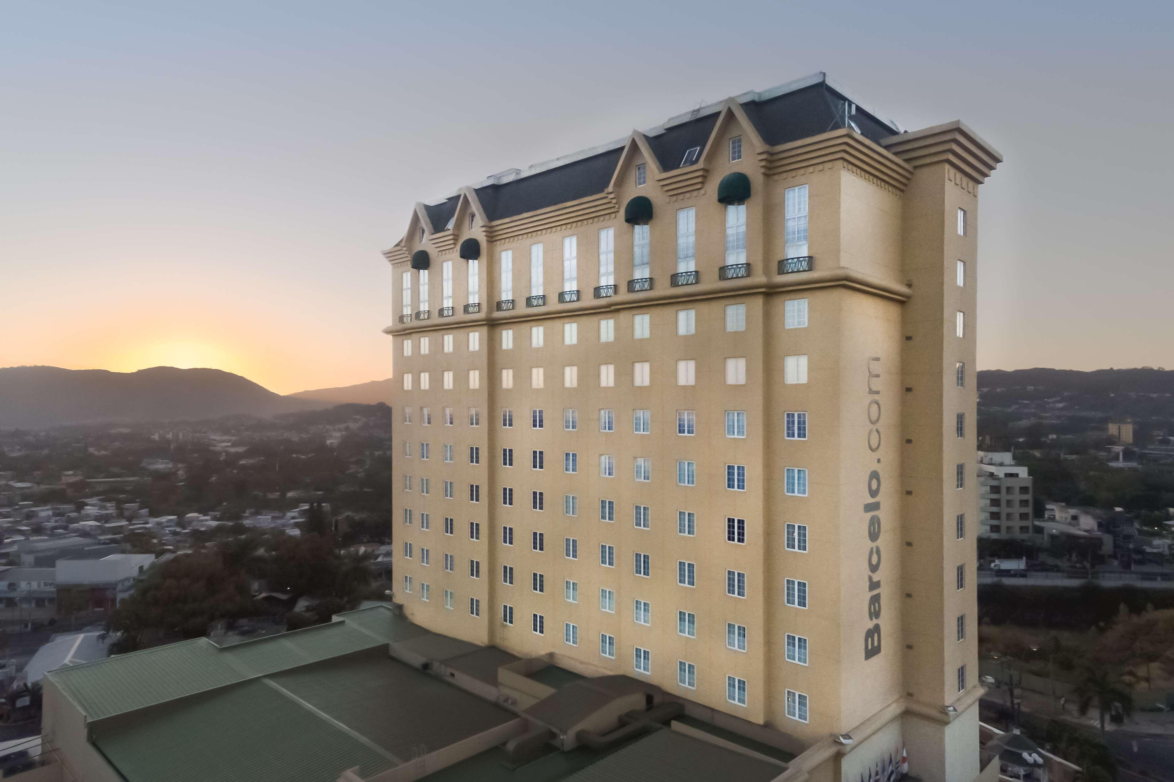 Barcelo San Salvador Hotel Bagian luar foto The hotel at sunset
