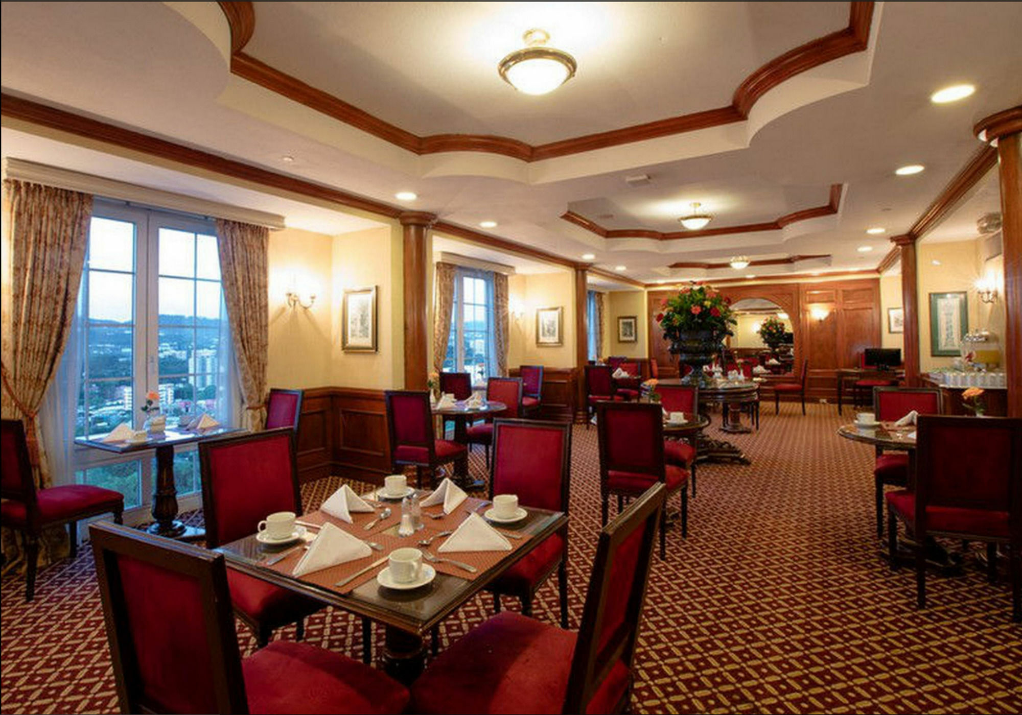 Barcelo San Salvador Hotel Bagian luar foto The restaurant at the hotel