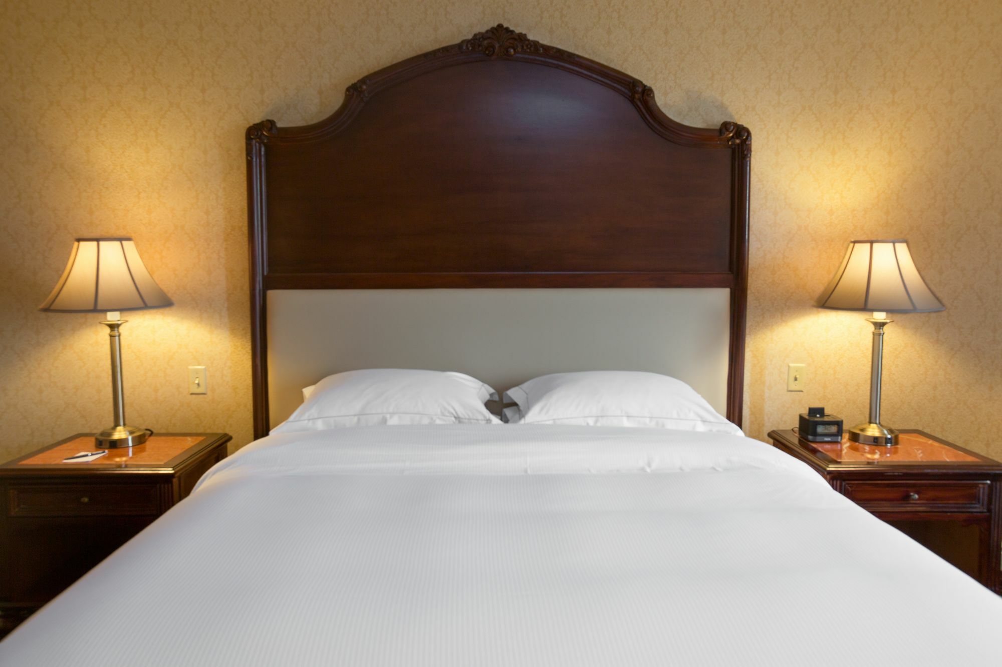 Barcelo San Salvador Hotel Bagian luar foto A bed with a headboard